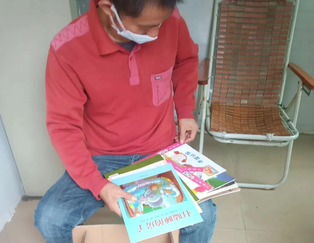 (正在仔细查对书籍的老师) (正在仔细查对书籍的老师)